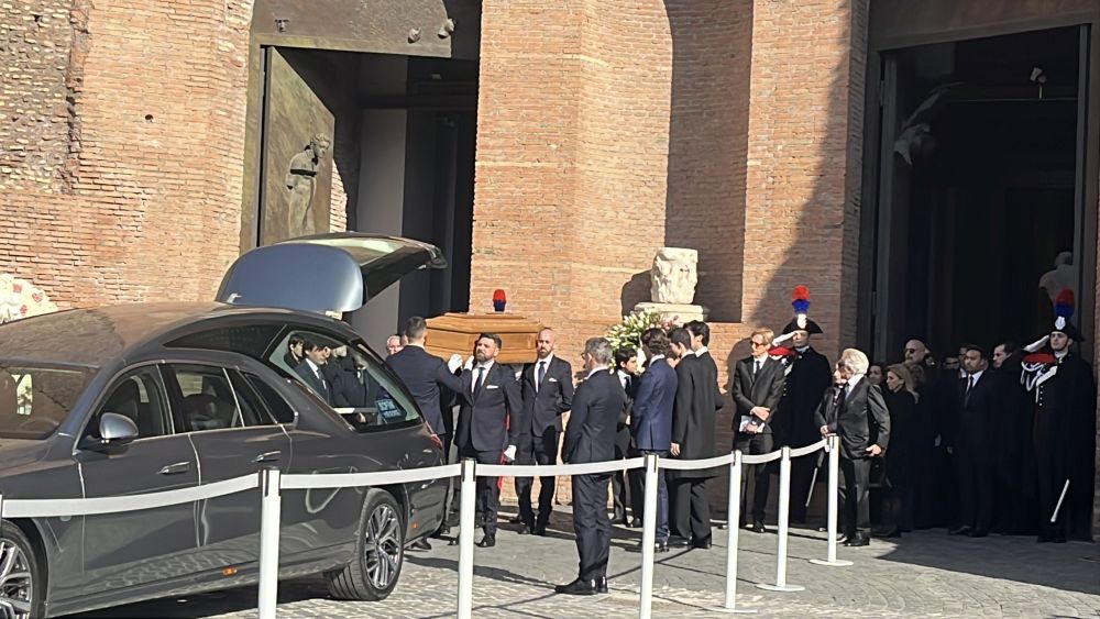 L’ultimo saluto a Valentino, “Grazie per avere creato bellezza”