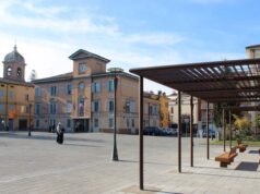 Fiorano Modenese si illumina di blu: “Stop alle bombe sui civili”