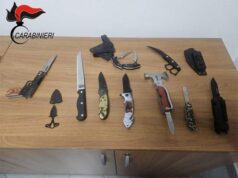 Finale Emilia, durante un normale controllo gli trovano in auto nove coltelli
