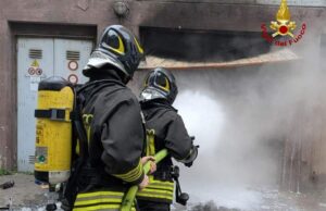 Incendio di un garage in via Paradisi a Reggio