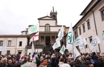 A Pontida l’ultimo saluto dei militanti leghisti a Bossi