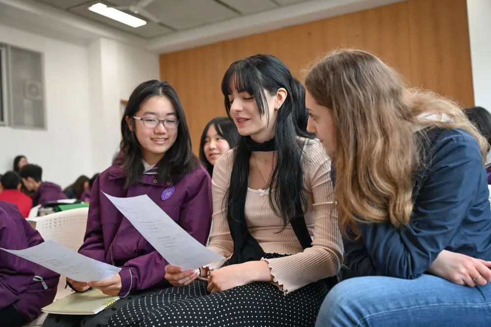 Cina, studenti italiani a Chongqing con un programma di scambio culturale Cina, studenti italiani a Chongqing con un programma di scambio culturale