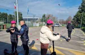 Con “monopattino itinerante” ripartono le lezioni di educazione stradale della Polizia locale reggiana