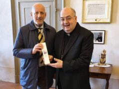 L’olio di Capaci consegnato all’Arcivescovo Morandi dal Questore della Provincia di Reggio Emilia