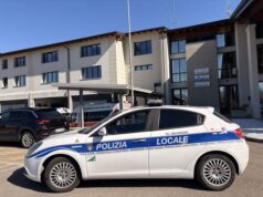 Si sdraia negli uffici dell’Unione dei Comuni dell’Appennino Reggiano e si rifiuta di uscire