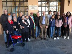 Una corona di fiori per commemorare l’eccidio di piazza Grande a Modena