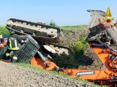 Escavatore si ribalta, un ferito a Gualtieri