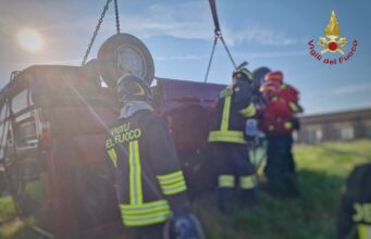 Minivan finisce in un canale nel Veneziano, tre morti