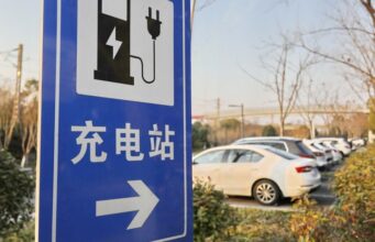 Cina, in crescita il numero delle stazioni di ricarica per veicoli elettrici