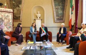 La Principessa del Galles nella Sala Rossa del Municipio per parlare di nidi e scuole d’infanzia con le decane di Reggio Children