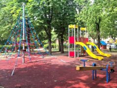 Medicina: giardini pubblici di via Oberdan, installazione del nuovo gioco “piramide di arrampicata”