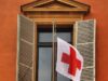 Giornata mondiale della Croce Rossa: esposta sulla facciata del Municipio di Reggio la bandiera che nel mondo rappresenta il soccorso
