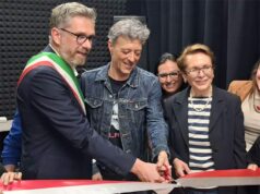 A Bologna Federico Poggipollini inaugura la nuova sala prove per ragazzi