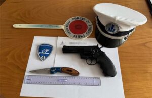 Reggio Emilia, dopo l’incidente si rifiuta di scendere dal camion: nell’abitacolo una pistola da softair e un coltello a scatto