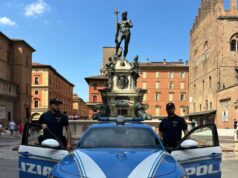 Bologna: borsa rubata a turista, la geolocalizzazione degli airpods guida la polizia di stato al responsabile: recuperata la refurtiva e denunciato un uomo pluripregiudicato