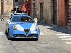 Bologna: truffatore tenta di rapinare un’anziana sola nella sua abitazione, scoperto e bloccato da poliziotto vicino di casa