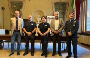 Reggio Emilia, sindaco e questore incontrano gli agenti della Polizia locale protagonisti del fermo del giovane sospettato di terrorismo