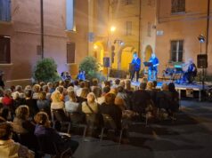 Piazza piena a Medicina per Carlo Lucarelli in occasione del festival MigiNoir
