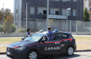 Casalgrande: scaglia sassi contro le auto e aggredisce i carabinieri, arrestato