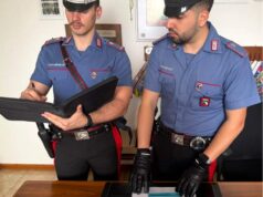 Armato di un coltello a serramanico minaccia una donna nel parcheggio di un supermercato: arrestato a Medicina