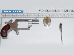 Deteneva in casa una pistola rubata: 63enne arrestato a Reggio Emilia