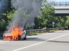 Auto in fiamme in tangenziale a Castelfranco