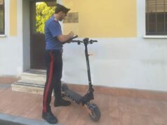 Bologna: viaggia su monopattino senza contrassegno e per guadagnarsi la fuga investe i carabinieri
