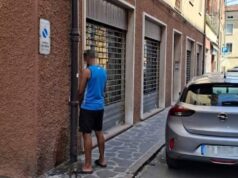 Orinatoio a cielo aperto in via Aravecchia a Sassuolo: i cittadini chiedono risposte al Comune